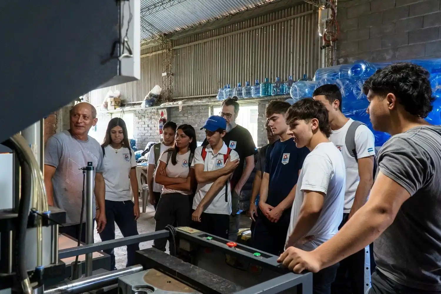 Alumnos firmatenses en la visita al complejo fabril de la ciudad.