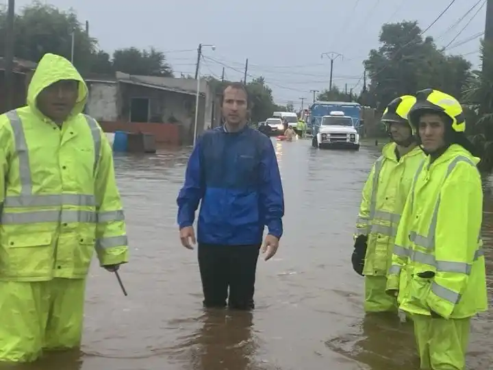 Foto: El intendente de Alsina en medio de una evacuación