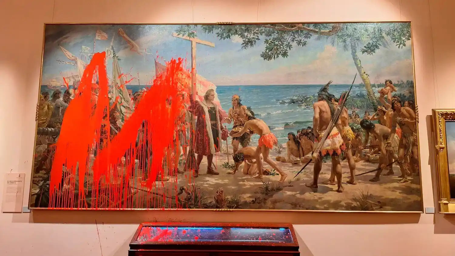 Ataque. Dos activistas arrojaron pintura al cuadro que recrea la llegada de Colón a América.