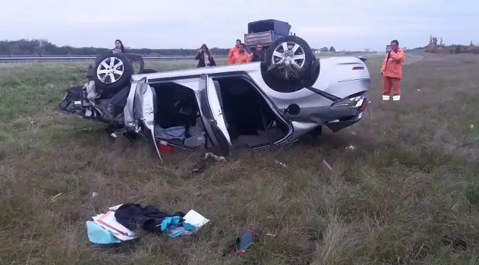 Tras un vuelco, una mujer está grave en el Hospital Centenario