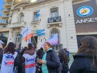 Movilización de docentes de la ciudad: “Nación le debe a Provincia 2 billones para educación”
