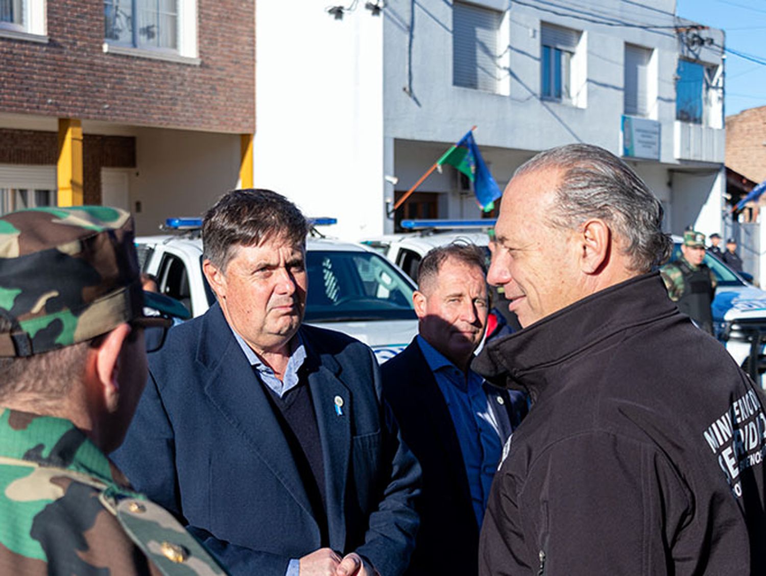 Berni entregó móviles en Lobería y San Cayetano