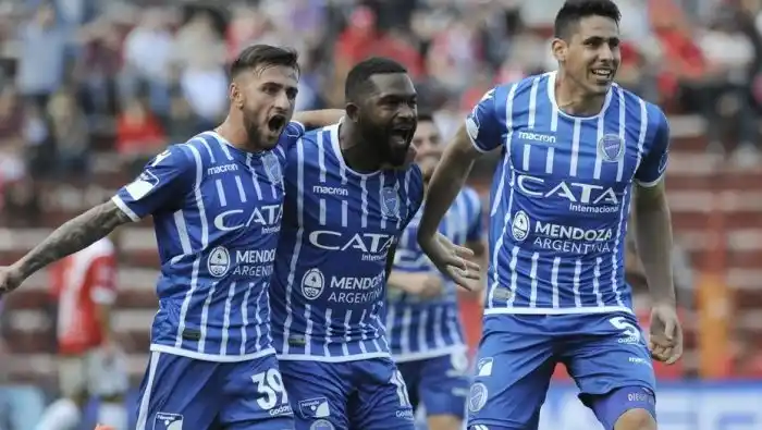 Godoy Cruz ganó y alcanzó a Boca