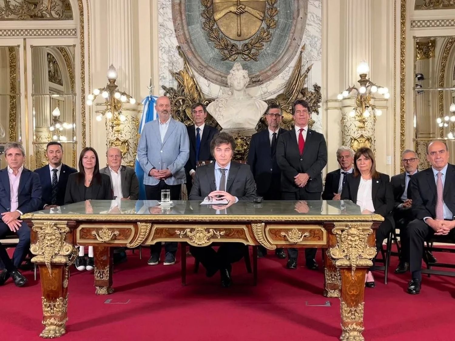 Milei presentó su mega DNU de desregulación para que "crezca la economía"