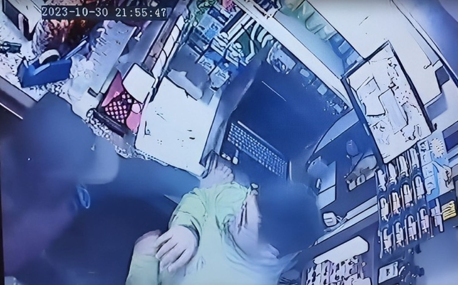 Prueba fundamental. El video del momento en que el sospechoso ingresó a un comercio de 75 entre 68 y 70