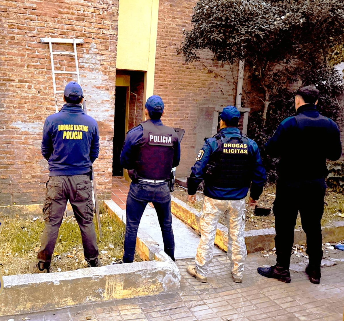 Un hombre fue aprehendido por tenencia de drogas y se allanó una vivienda en Claromecó