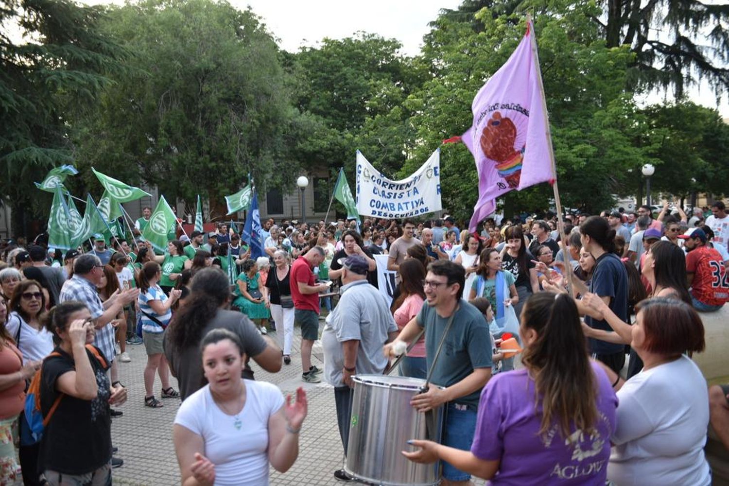 Este miércoles se vivirá una jornada de protestas en la ciudad y el país: Quiénes adhieren al paro general