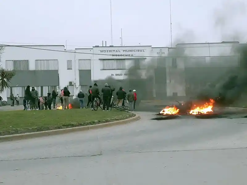 Manifestaciones y quema de gomas frente al Hospital