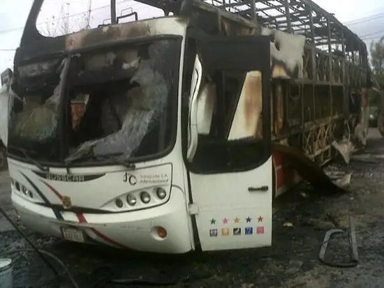 La Plata: Se incendió un micro de larga distancia y sospechan de "quemacoches"
