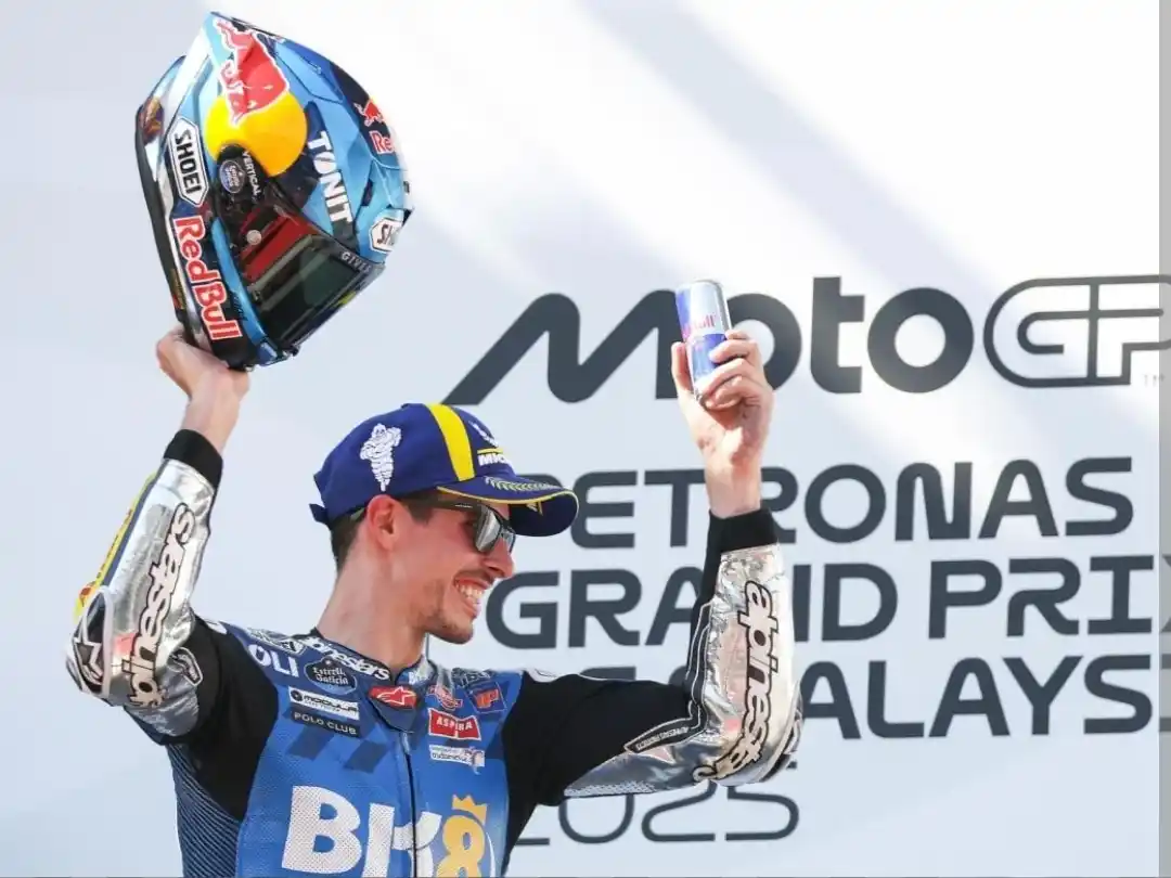 Alex Márquez  en el podio celebrando el subcampeonato
