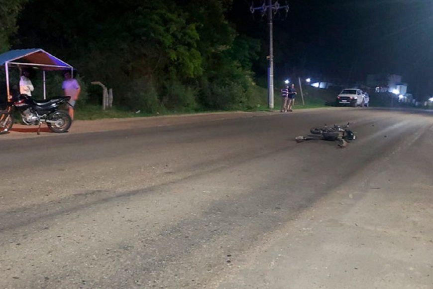 Violento choque entre dos motos: una mujer fue hospitalizada con fractura de cráneo