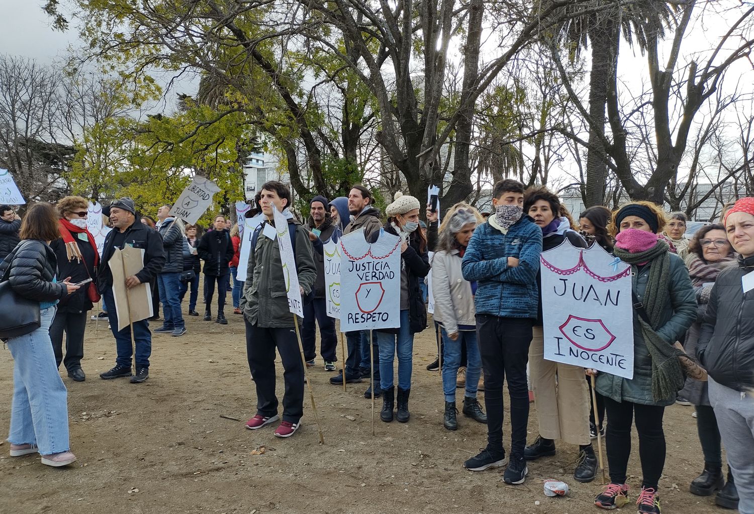 La Plaza central se vistió con la consigna "Juan es inocente" para apoyar al docente acusado de abuso