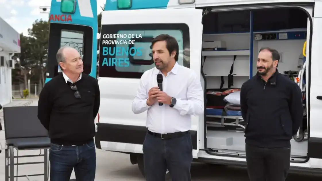 Kreplak encabezó la entrega junto a Fernández.