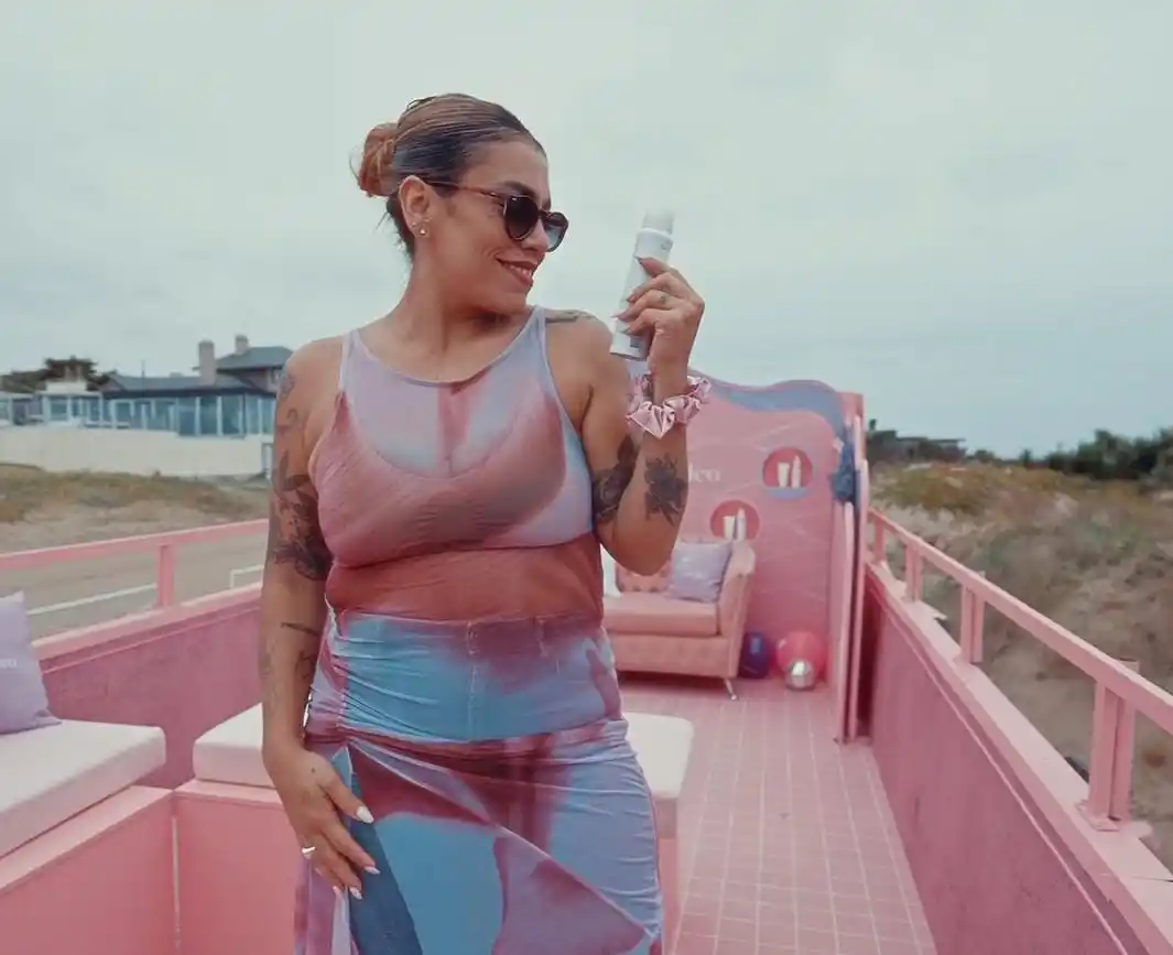 Anita Espósito en uno de los stands de Dove, en Pinamar.