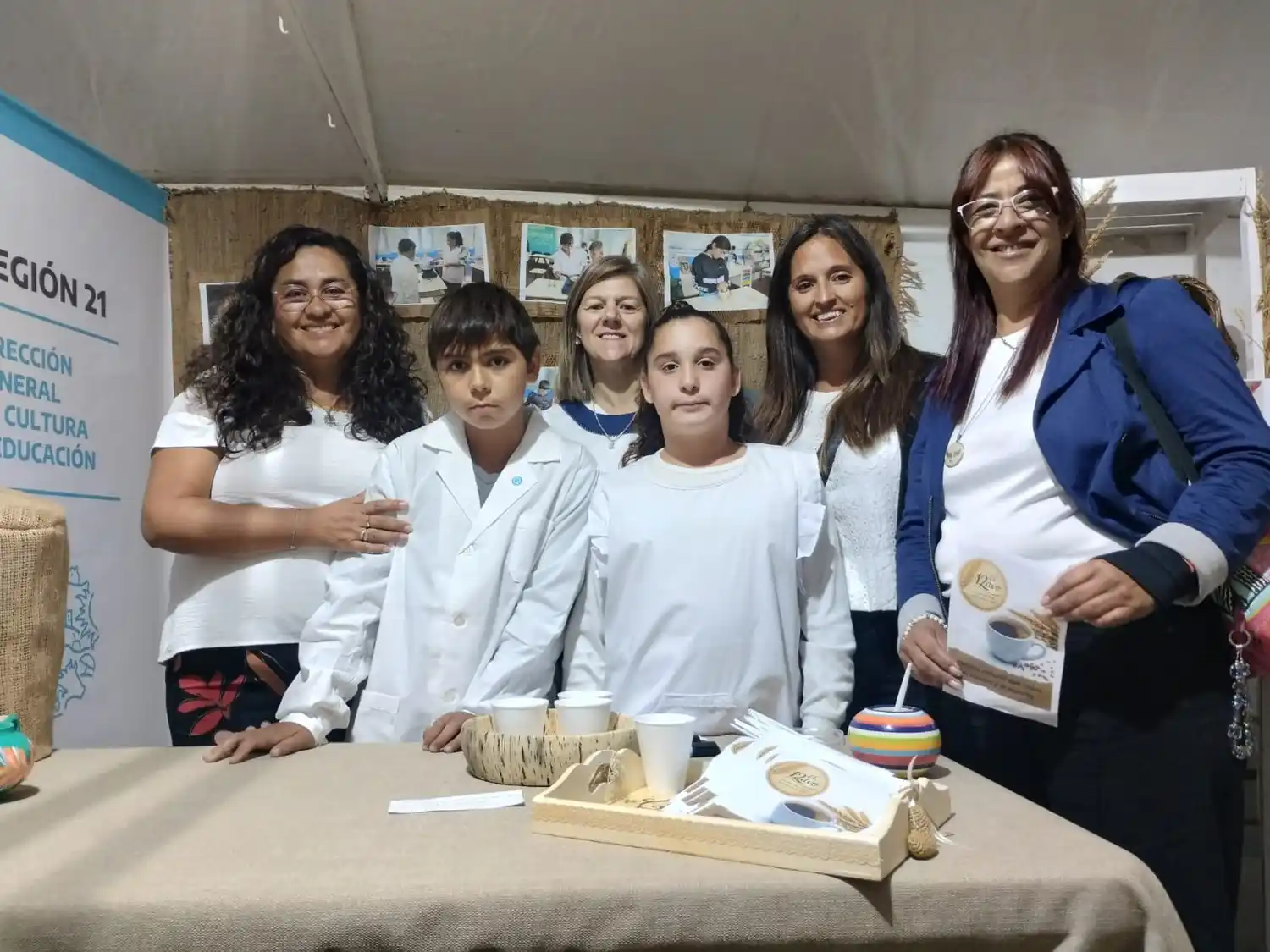 La docente Silvana Venecia junto a los alumnos Jazmín Castro y Santino Rojas; la directora Nazarena Barrera; la inspectora Vanesa Orsilli y la jefe de inspectores, Angélica Galván