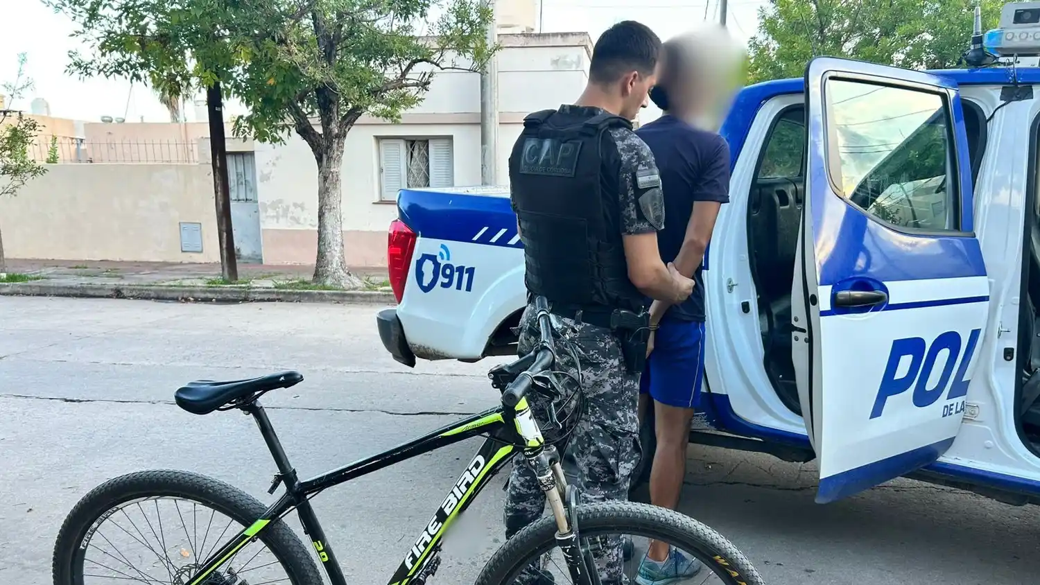 El hombre fue detenido en la intersección de Almafuerte y Lamadrid.