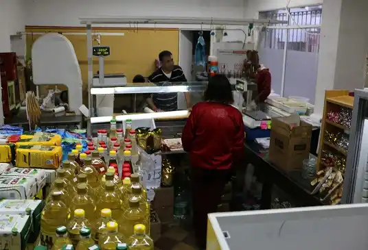 Delincuentes armados asaltaron un autoservicio: llevaron $1000 