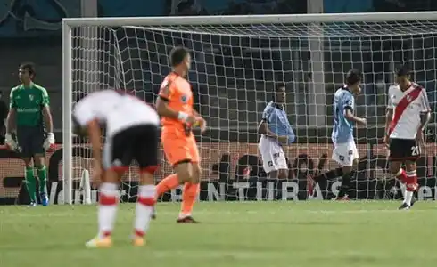 River perdió ante Belgrano con un gol polémico y no pudo ser líder