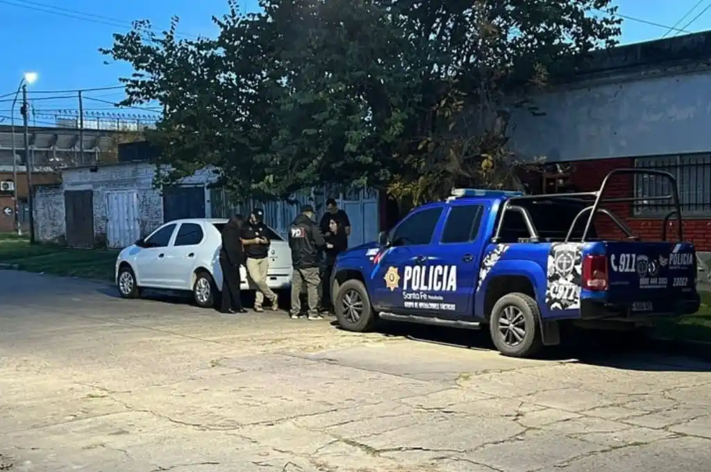 Se procedió al secuestro de estupefacientes fraccionados, dinero en efectivo y otros elementos de interés para la causa.