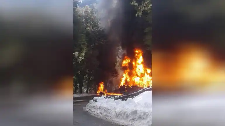 RN40: cinco muertos en un violento choque entre un camión cisterna y auto