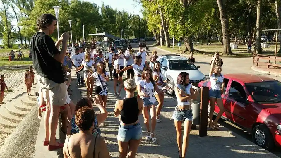 Las candidatas a reinas del carnaval victoriense recorrieron la ciudad