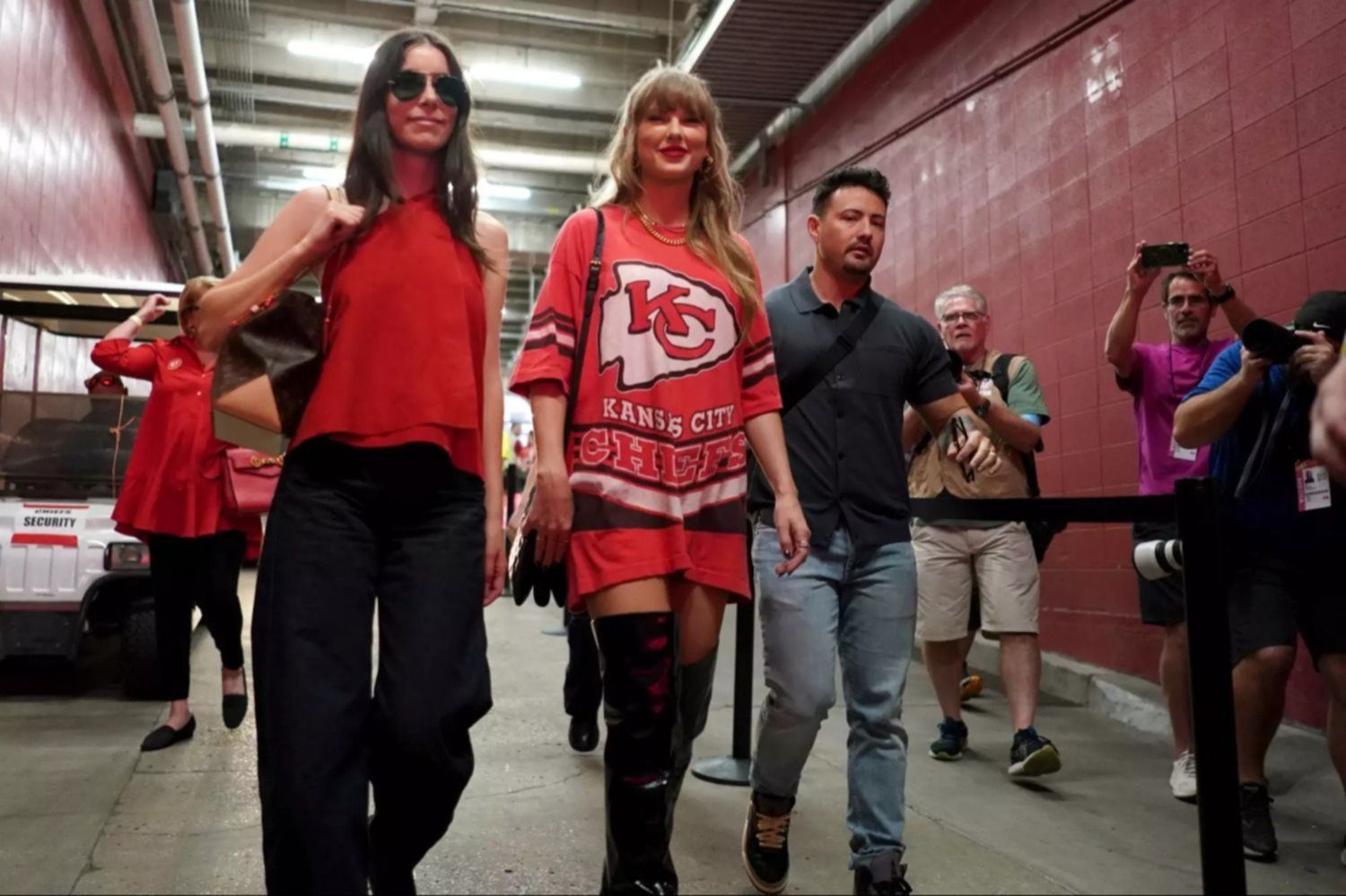 Taylor Swift se viste de rojo para alentar a los Chiefs: todos los detalles de su look