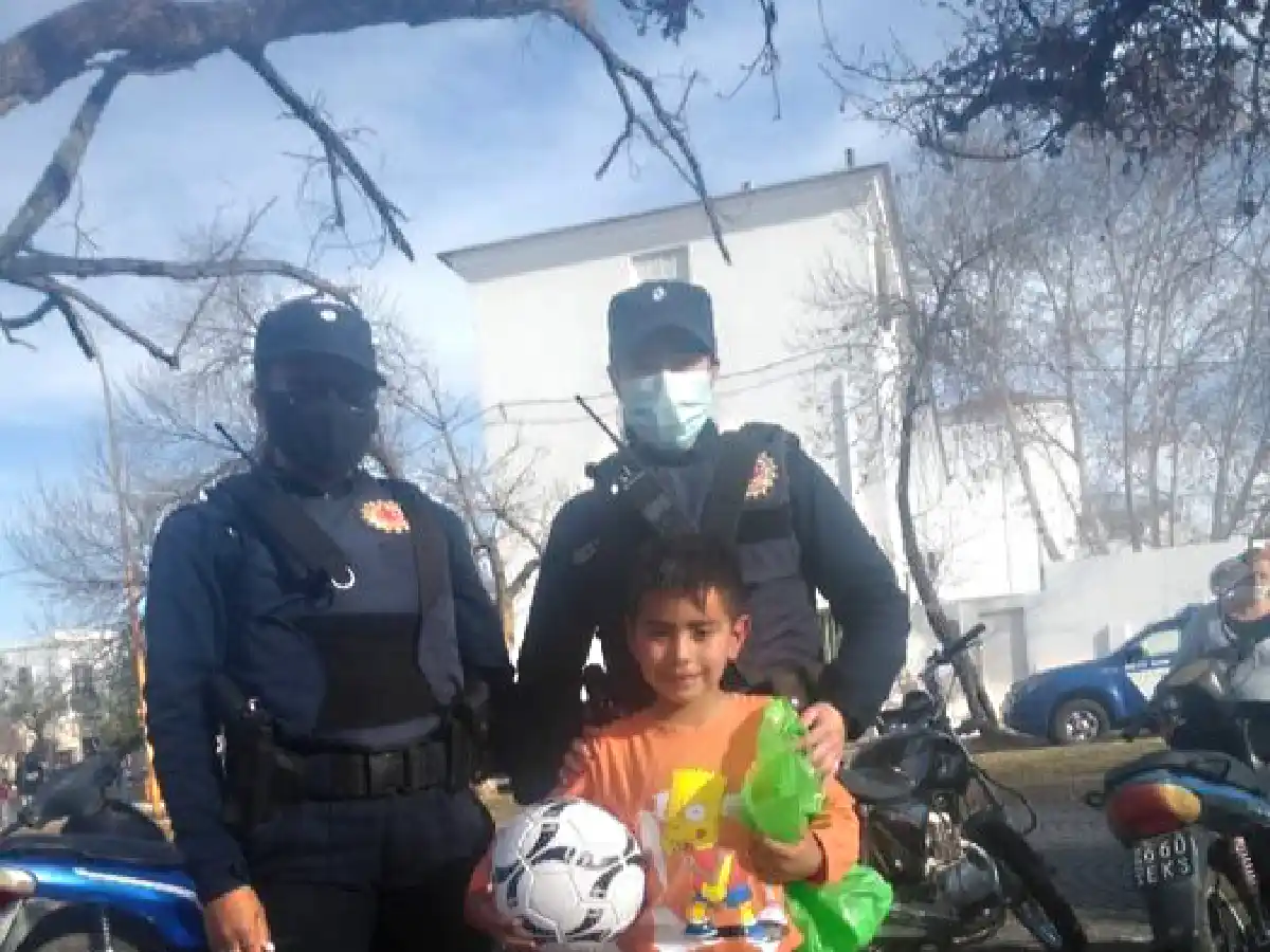 El destacable gesto de dos policías de la ciudad con un niño