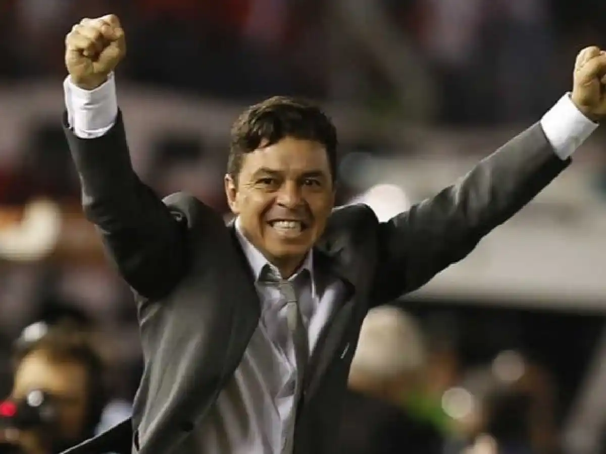 Gallardo donó su saco para ayudar a comedores parroquiales