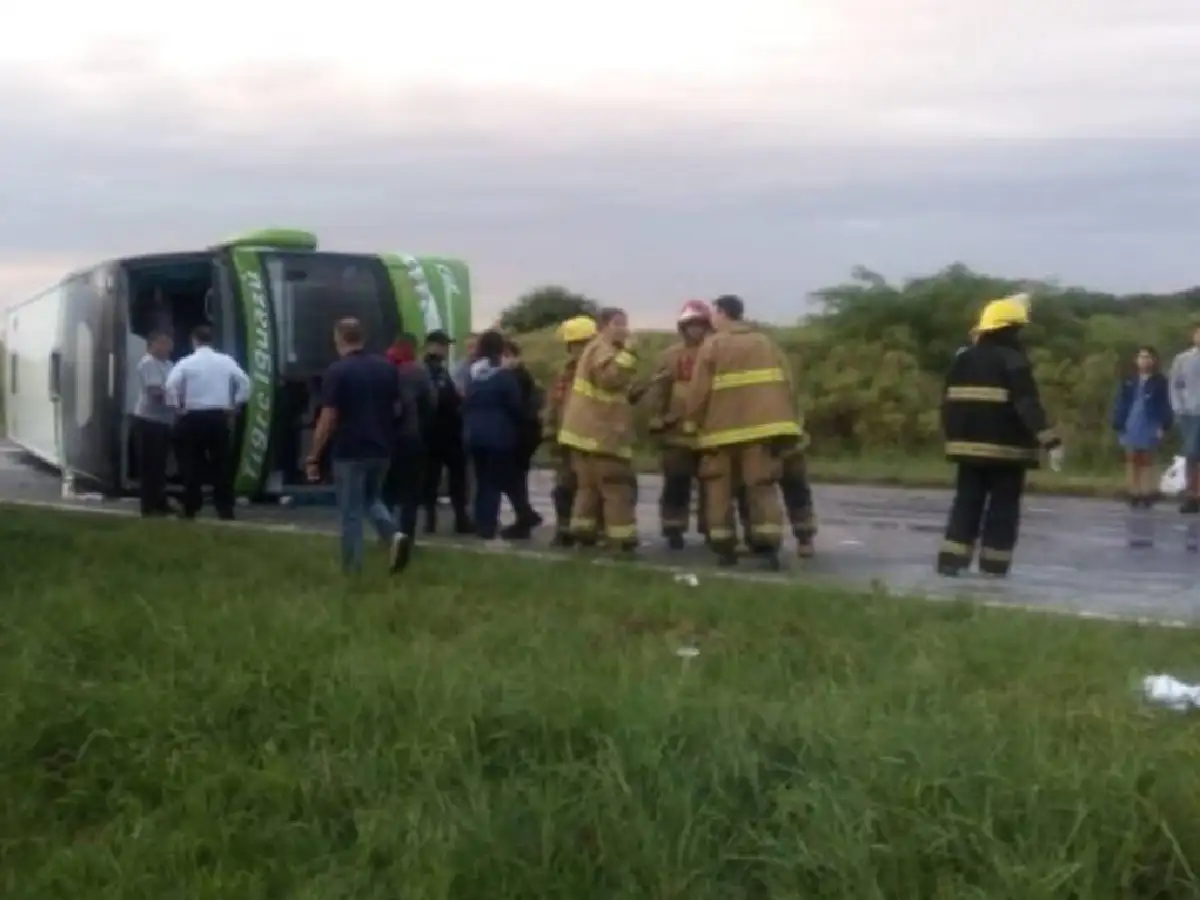 Volcó un colectivo con 59 pasajeros en la autopista Rosario