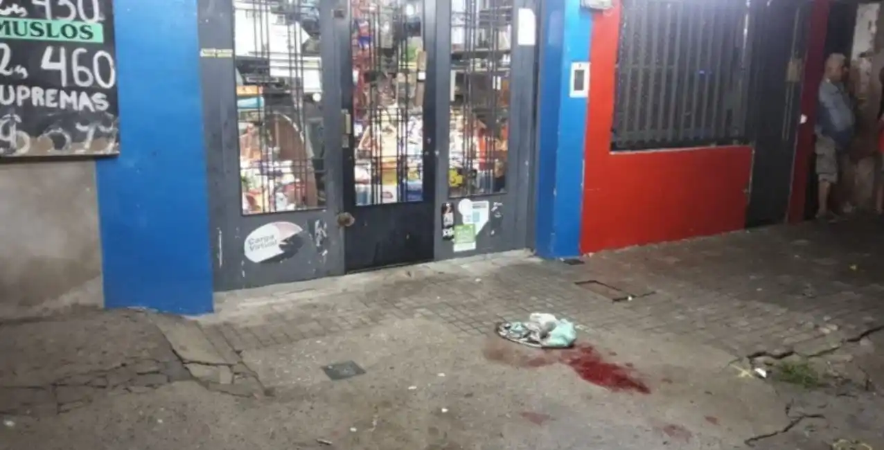 Rosario: atacaron a balazos un minimarket y balearon al dueño