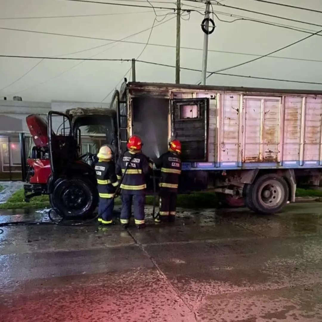 El camión incendiado