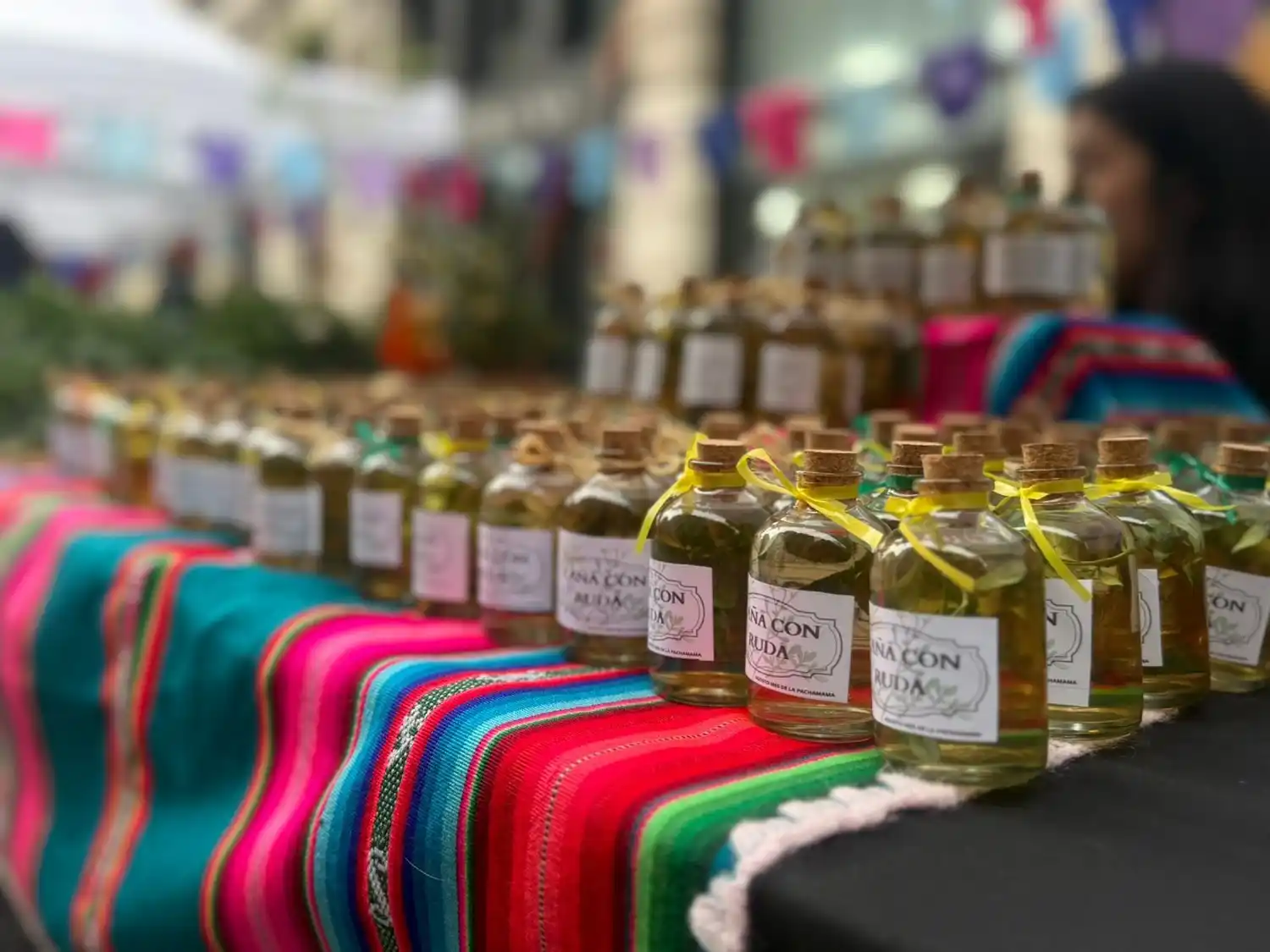 En la previa del Día de la Pachamama: emprendimientos de la economía social ofrecen la caña con ruda en Córdoba y Corrientes