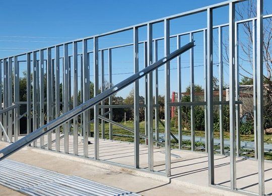 PACMA inició la construcción del espacio cerrado para los perros más viejos