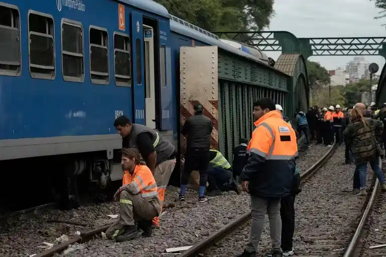 Trabajadores ferroviarios inspecciones un tren de pasajeros tras una colisión con otro en Buenos Aires, Argentina, el viernes 10 de mayo de 2024.