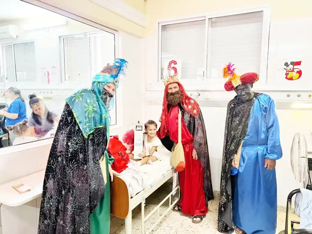 Los Reyes Magos llevaron ilusión al Hospital San Roque y emocionaron a los niños internados