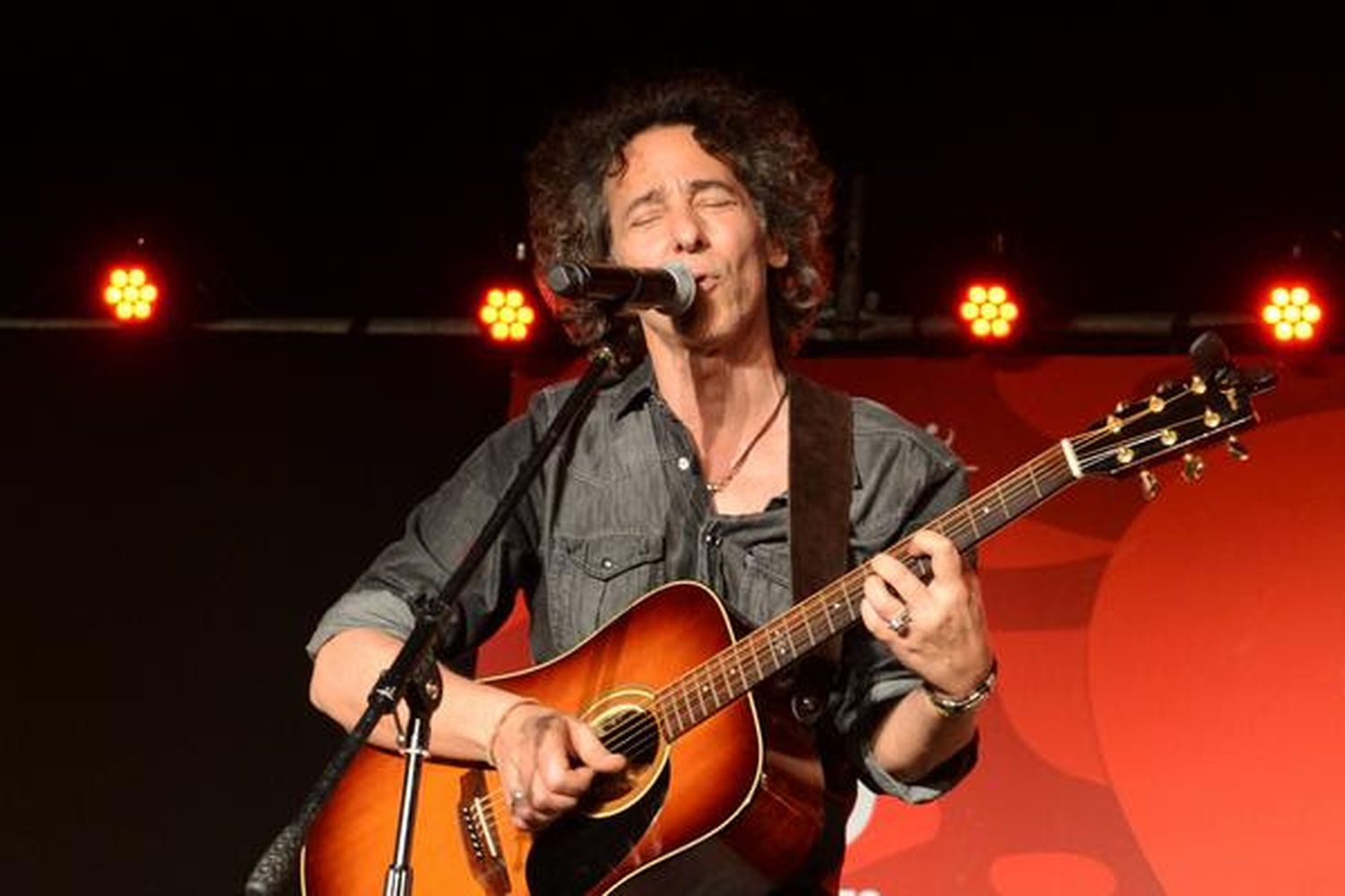 Tigre: Javier Calamaro, Lito Nebbia y Horcas, en un recital por el A.R.A. San Juan