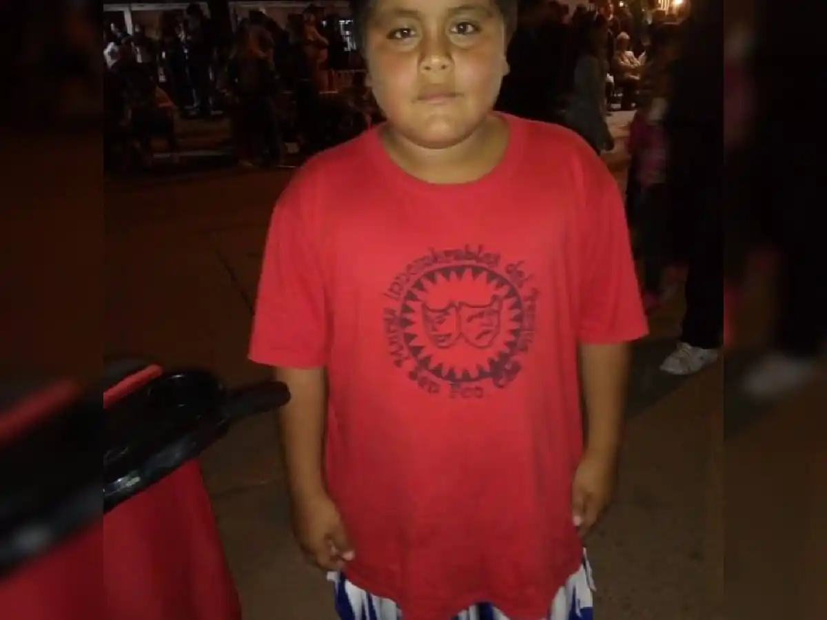 La familia de un pequeño que tiene Púrpura vende pastelitos para comprar los remedios