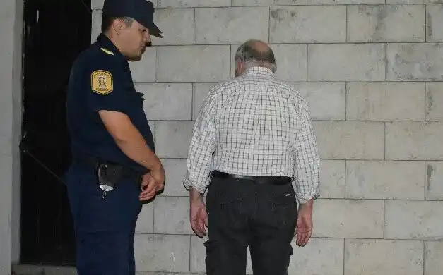 Indagan al mecánico que encontró a supuesto ladrón en su taller y lo apuñaló 