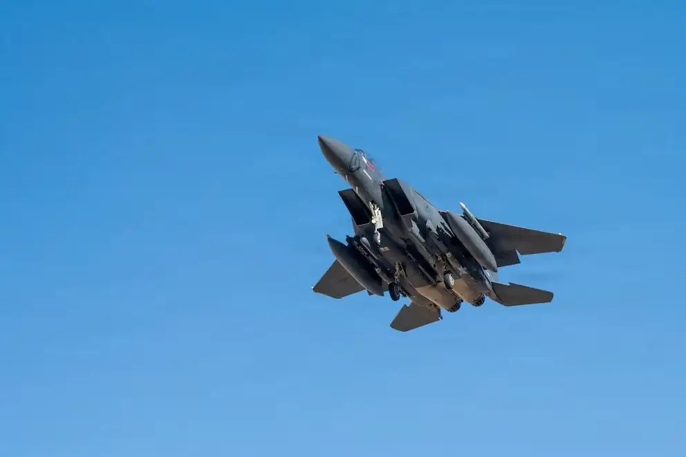 Estados Unidos busca a los dos pilotos de un avión militar que se estrelló en Irán.