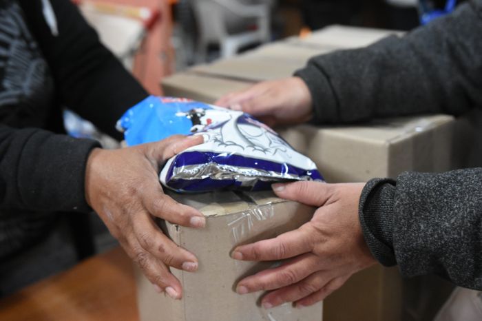 Entrega del refuerzo alimentario entrega de vianda vianda cic rafaela Leonardo Viotti Juan Senn - 1