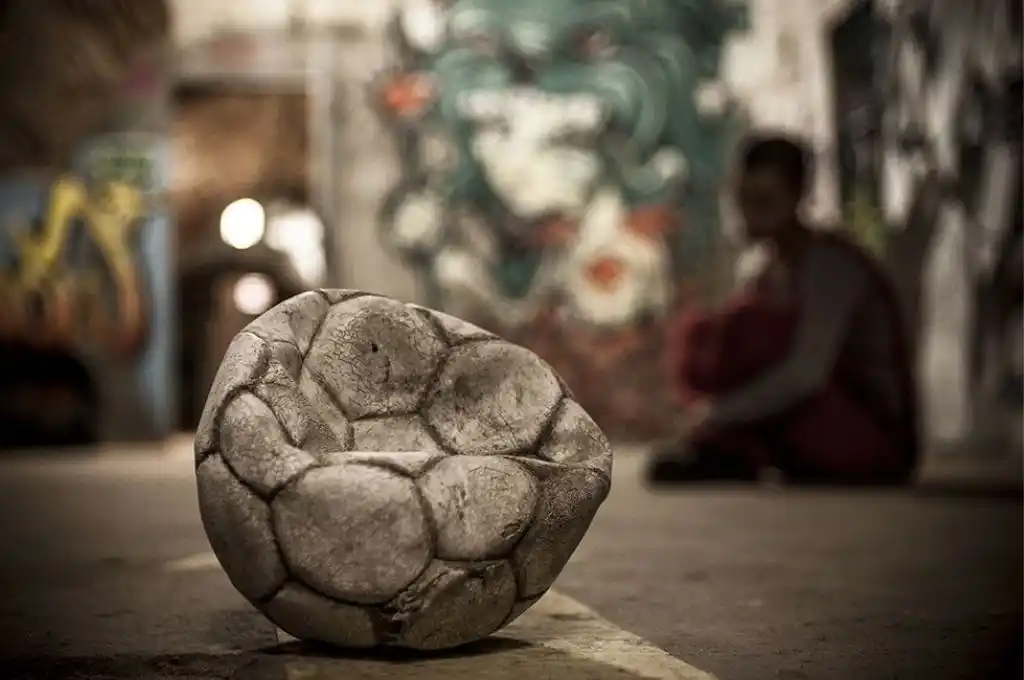 Le pinchó la pelota al hijo de su vecino y amenazó de muerte a toda la familia