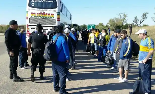 Pararon a la hinchada de Boca y detuvieron a tres buscados por homicidio
