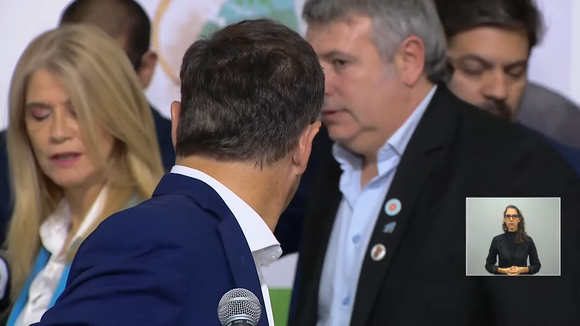 “Me bajó un poco la presión”: Susto en la conferencia de Kicillof con el desvanecimiento del intendente de La Costa
