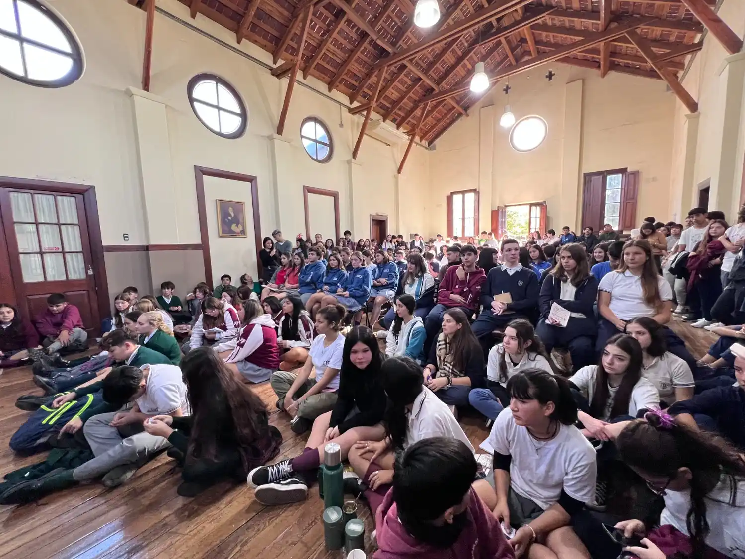 La sala del Concejo colmada de alumnos que participan de la edición del año 2025.
