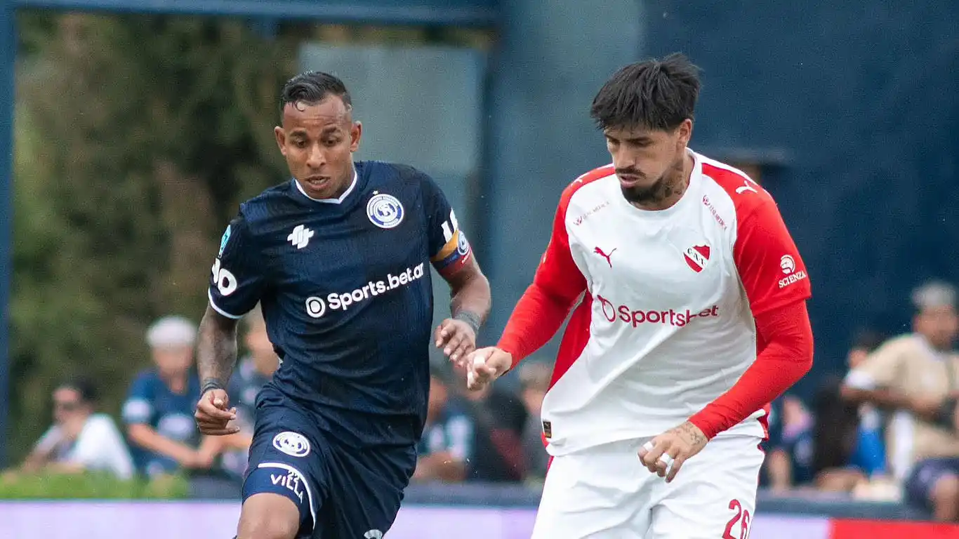 Villa y Lomónaco van por la pelota.