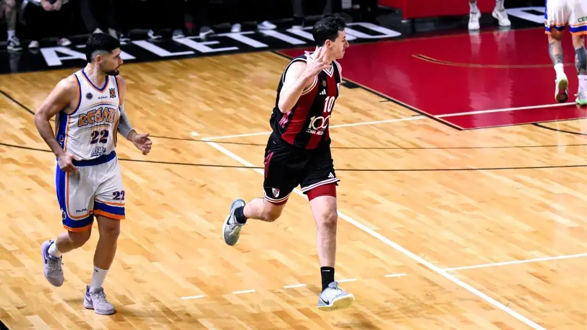 Genaro Lorio (10) festeja uno de sus seis triples ante Benjamín Levato (22). (Foto prensa River Plate).