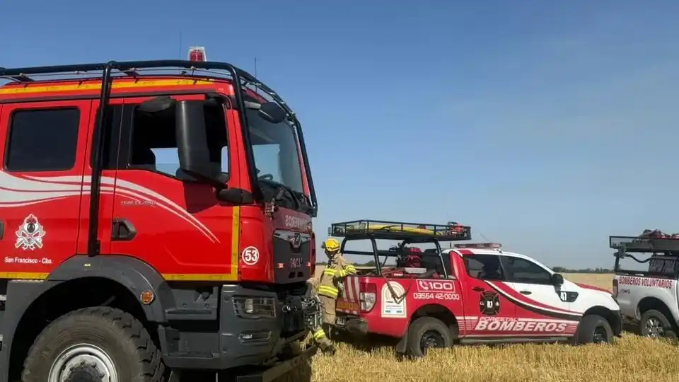 Bomberos en un incendio en campos de devoto. 60 hectáreas quemadas aproximadamente