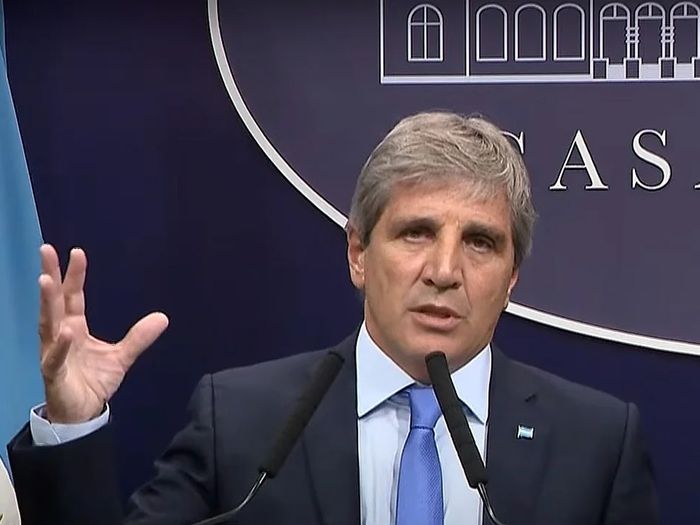 “Piensen en ser eficientes e invertir” reclamó Luis Caputo