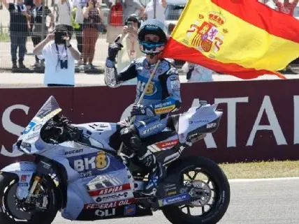 El menor de los hermanos Márquez celebra su primer triunfo en MotoGP. Foto: EFE