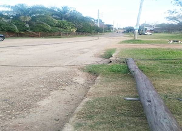 Un camión enganchó varios  postes de energía en barrio Golf